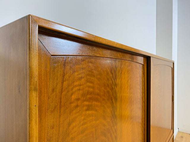 WMK # Stilvolles & sehr gut erhaltenes skandinavisches Mid-Century Highboard aus massivem Nussbaum mit Schubladen & Schiebetüren # Schrank Sideboard Kommode Anrichte Danish Design Vintage Berlin Köln