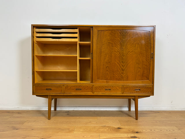 WMK # Stilvolles & sehr gut erhaltenes skandinavisches Mid-Century Highboard aus massivem Nussbaum mit Schubladen & Schiebetüren # Schrank Sideboard Kommode Anrichte Danish Design Vintage Berlin Köln