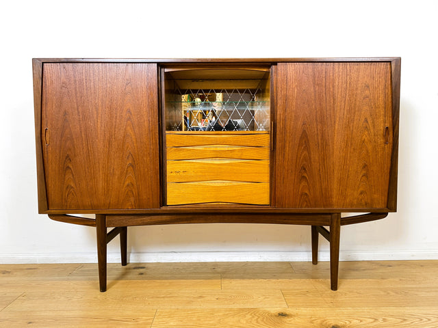 WMK I Besonders schönes skandinavisches Mid-Century Highboard in Teakholz mit Bar, Schiebetüren & Schubladen I Sideboard Schrank Barschrank Barkommode Danish Design Vintage 60er Berlin Hamburg München