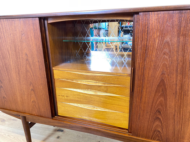 WMK I Besonders schönes skandinavisches Mid-Century Highboard in Teakholz mit Bar, Schiebetüren & Schubladen I Sideboard Schrank Barschrank Barkommode Danish Design Vintage 60er Berlin Hamburg München