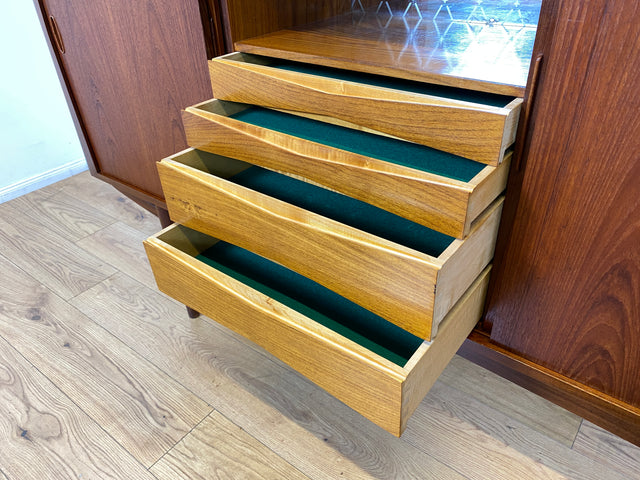 WMK I Besonders schönes skandinavisches Mid-Century Highboard in Teakholz mit Bar, Schiebetüren & Schubladen I Sideboard Schrank Barschrank Barkommode Danish Design Vintage 60er Berlin Hamburg München