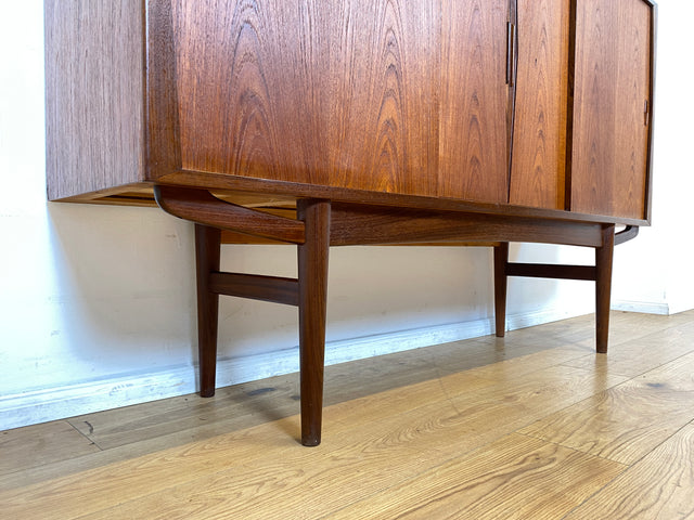 WMK I Besonders schönes skandinavisches Mid-Century Highboard in Teakholz mit Bar, Schiebetüren & Schubladen I Sideboard Schrank Barschrank Barkommode Danish Design Vintage 60er Berlin Hamburg München