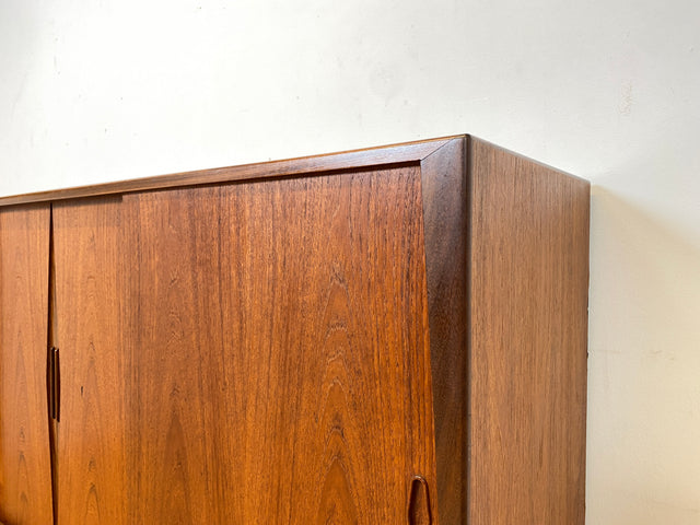 WMK I Besonders schönes skandinavisches Mid-Century Highboard in Teakholz mit Bar, Schiebetüren & Schubladen I Sideboard Schrank Barschrank Barkommode Danish Design Vintage 60er Berlin Hamburg München