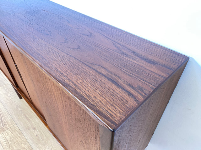 WMK I Besonders schönes skandinavisches Mid-Century Highboard in Teakholz mit Bar, Schiebetüren & Schubladen I Sideboard Schrank Barschrank Barkommode Danish Design Vintage 60er Berlin Hamburg München