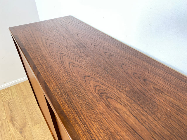 WMK I Besonders schönes skandinavisches Mid-Century Highboard in Teakholz mit Bar, Schiebetüren & Schubladen I Sideboard Schrank Barschrank Barkommode Danish Design Vintage 60er Berlin Hamburg München