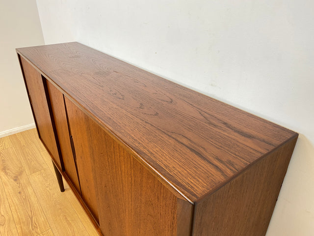 WMK I Besonders schönes skandinavisches Mid-Century Highboard in Teakholz mit Bar, Schiebetüren & Schubladen I Sideboard Schrank Barschrank Barkommode Danish Design Vintage 60er Berlin Hamburg München