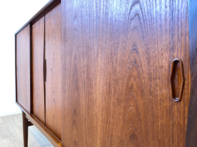 WMK I Besonders schönes skandinavisches Mid-Century Highboard in Teakholz mit Bar, Schiebetüren & Schubladen I Sideboard Schrank Barschrank Barkommode Danish Design Vintage 60er Berlin Hamburg München