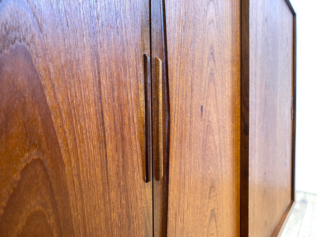 WMK I Besonders schönes skandinavisches Mid-Century Highboard in Teakholz mit Bar, Schiebetüren & Schubladen I Sideboard Schrank Barschrank Barkommode Danish Design Vintage 60er Berlin Hamburg München