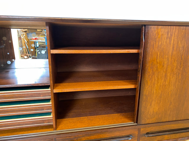 WMK I Hochwertiges skandinavisches Mid-Century Highboard in edlem Palisander mit Schubladen, Schiebetüren & Bar I Schrank Anrichte Sideboard Barkommode Barschrank Danish Design Vintage 60er Rosewood