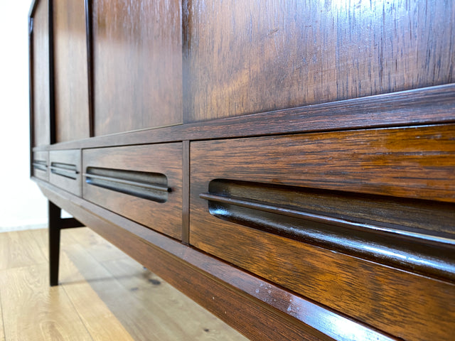 WMK I Hochwertiges skandinavisches Mid-Century Highboard in edlem Palisander mit Schubladen, Schiebetüren & Bar I Schrank Anrichte Sideboard Barkommode Barschrank Danish Design Vintage 60er Rosewood