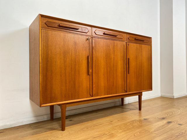 WMK I Hochwertiges & sehr gut erhaltenes skandinavisches Mid-Century Highboard mit Schubladen, Vollholz in Teak I Sideboard Kommode Schrank Anrichte Danish Design Vintage 60er Hamburg München Teakholz