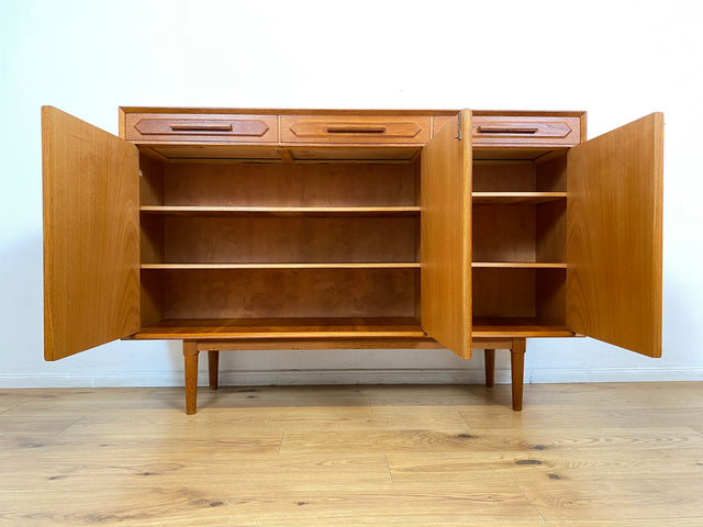 WMK I Hochwertiges & sehr gut erhaltenes skandinavisches Mid-Century Highboard mit Schubladen, Vollholz in Teak I Sideboard Kommode Schrank Anrichte Danish Design Vintage 60er Hamburg München Teakholz
