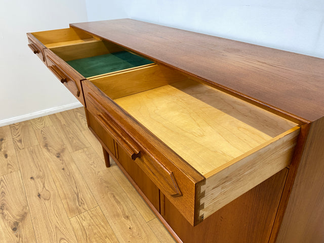 WMK I Hochwertiges & sehr gut erhaltenes skandinavisches Mid-Century Highboard mit Schubladen, Vollholz in Teak I Sideboard Kommode Schrank Anrichte Danish Design Vintage 60er Hamburg München Teakholz