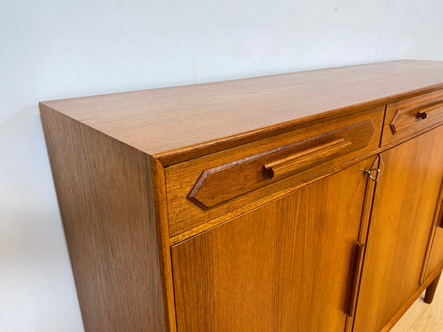 WMK I Hochwertiges & sehr gut erhaltenes skandinavisches Mid-Century Highboard mit Schubladen, Vollholz in Teak I Sideboard Kommode Schrank Anrichte Danish Design Vintage 60er Hamburg München Teakholz