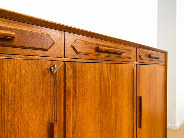 WMK I Hochwertiges & sehr gut erhaltenes skandinavisches Mid-Century Highboard mit Schubladen, Vollholz in Teak I Sideboard Kommode Schrank Anrichte Danish Design Vintage 60er Hamburg München Teakholz