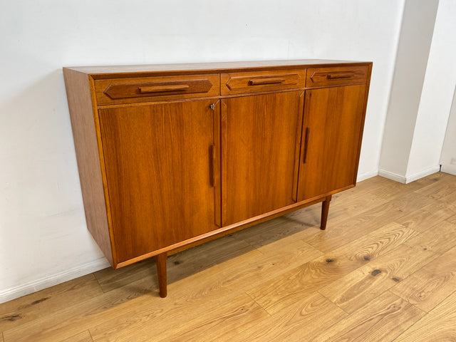 WMK I Hochwertiges & sehr gut erhaltenes skandinavisches Mid-Century Highboard mit Schubladen, Vollholz in Teak I Sideboard Kommode Schrank Anrichte Danish Design Vintage 60er Hamburg München Teakholz