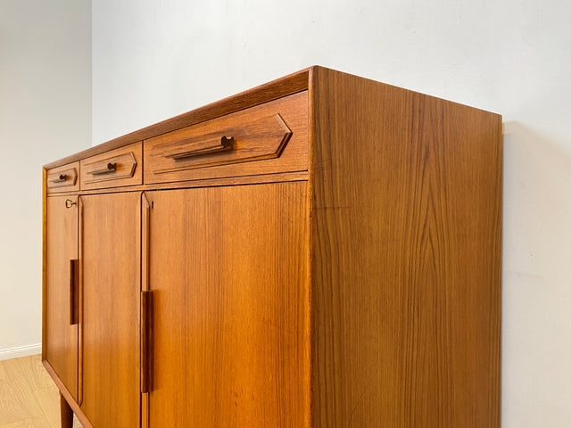 WMK I Hochwertiges & sehr gut erhaltenes skandinavisches Mid-Century Highboard mit Schubladen, Vollholz in Teak I Sideboard Kommode Schrank Anrichte Danish Design Vintage 60er Hamburg München Teakholz