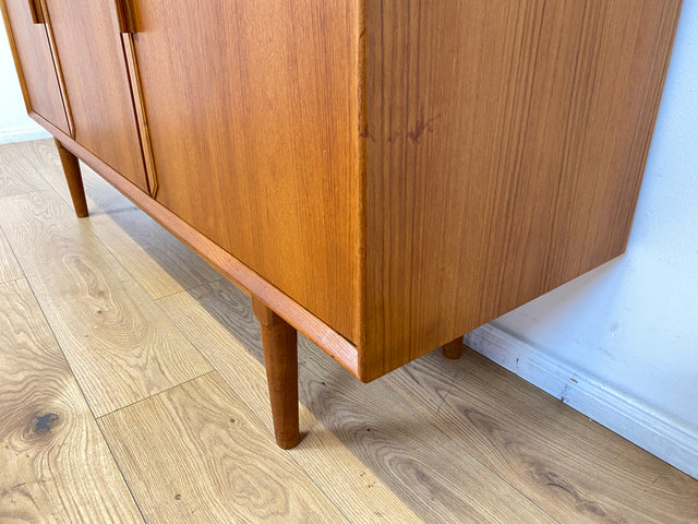 WMK I Hochwertiges & sehr gut erhaltenes skandinavisches Mid-Century Highboard mit Schubladen, Vollholz in Teak I Sideboard Kommode Schrank Anrichte Danish Design Vintage 60er Hamburg München Teakholz
