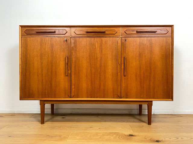 WMK I Hochwertiges & sehr gut erhaltenes skandinavisches Mid-Century Highboard mit Schubladen, Vollholz in Teak I Sideboard Kommode Schrank Anrichte Danish Design Vintage 60er Hamburg München Teakholz