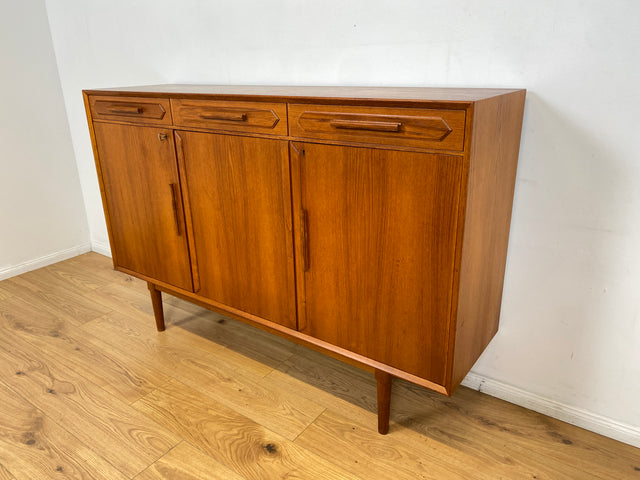 WMK I Hochwertiges & sehr gut erhaltenes skandinavisches Mid-Century Highboard mit Schubladen, Vollholz in Teak I Sideboard Kommode Schrank Anrichte Danish Design Vintage 60er Hamburg München Teakholz