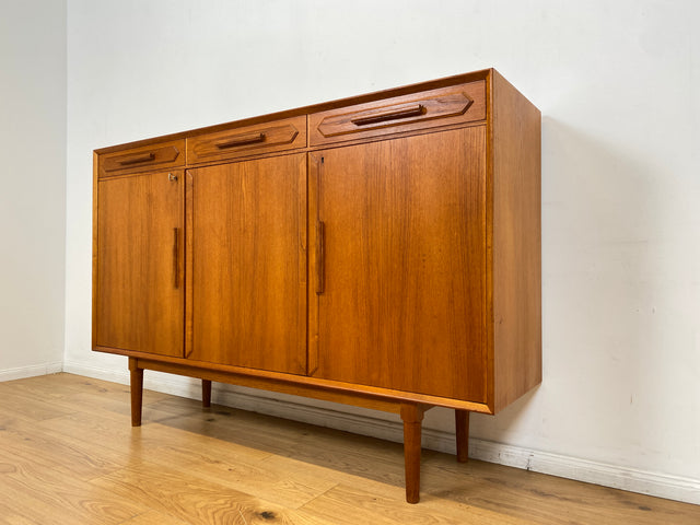 WMK I Hochwertiges & sehr gut erhaltenes skandinavisches Mid-Century Highboard mit Schubladen, Vollholz in Teak I Sideboard Kommode Schrank Anrichte Danish Design Vintage 60er Hamburg München Teakholz