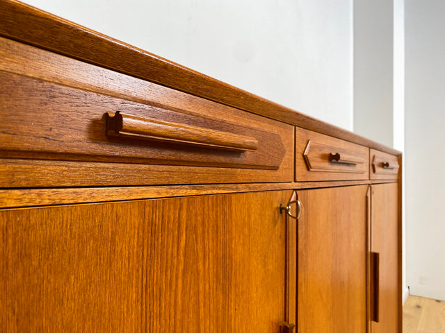WMK I Hochwertiges & sehr gut erhaltenes skandinavisches Mid-Century Highboard mit Schubladen, Vollholz in Teak I Sideboard Kommode Schrank Anrichte Danish Design Vintage 60er Hamburg München Teakholz