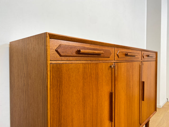 WMK I Hochwertiges & sehr gut erhaltenes skandinavisches Mid-Century Highboard mit Schubladen, Vollholz in Teak I Sideboard Kommode Schrank Anrichte Danish Design Vintage 60er Hamburg München Teakholz