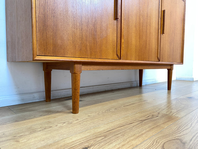 WMK I Hochwertiges & sehr gut erhaltenes skandinavisches Mid-Century Highboard mit Schubladen, Vollholz in Teak I Sideboard Kommode Schrank Anrichte Danish Design Vintage 60er Hamburg München Teakholz