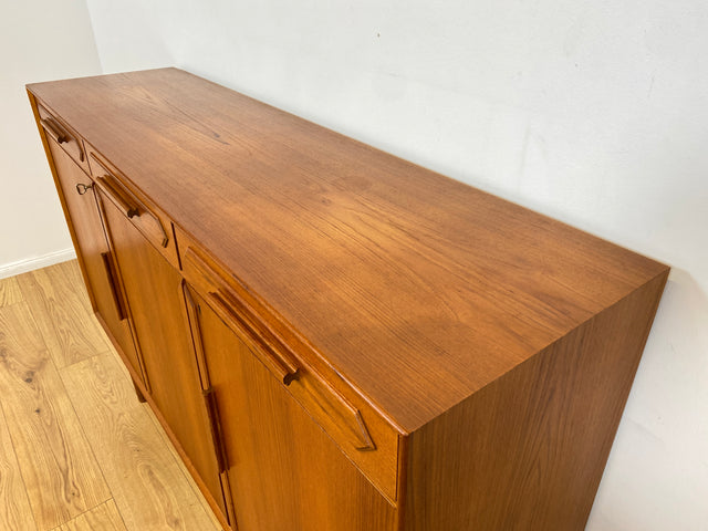 WMK I Hochwertiges & sehr gut erhaltenes skandinavisches Mid-Century Highboard mit Schubladen, Vollholz in Teak I Sideboard Kommode Schrank Anrichte Danish Design Vintage 60er Hamburg München Teakholz