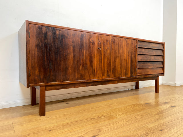 WMK I Besonders schönes skandinavisches Mid-Century Sideboard in dunkel gebeiztem Teakholz mit Schubladen I Schrank Kommode Anrichte TV Bank Lowboard Danish Design 60er Vintage Berlin München Nürnberg
