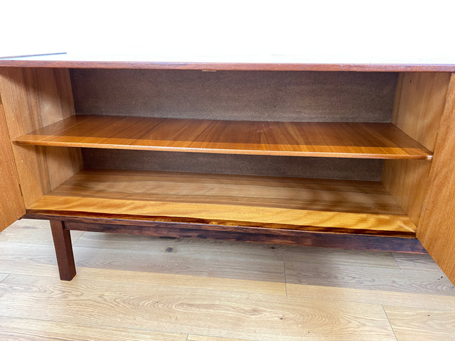 WMK I Besonders schönes skandinavisches Mid-Century Sideboard in dunkel gebeiztem Teakholz mit Schubladen I Schrank Kommode Anrichte TV Bank Lowboard Danish Design 60er Vintage Berlin München Nürnberg
