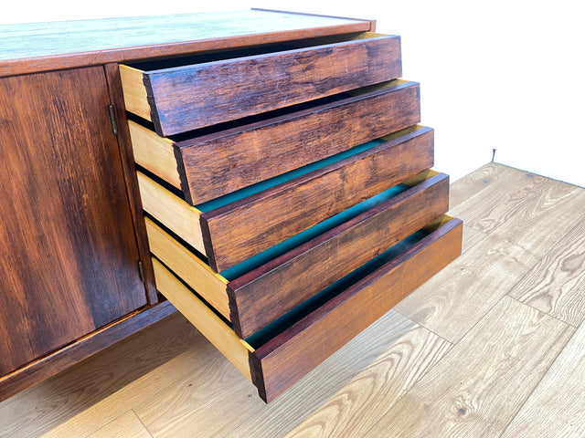 WMK I Besonders schönes skandinavisches Mid-Century Sideboard in dunkel gebeiztem Teakholz mit Schubladen I Schrank Kommode Anrichte TV Bank Lowboard Danish Design 60er Vintage Berlin München Nürnberg