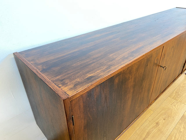 WMK I Besonders schönes skandinavisches Mid-Century Sideboard in dunkel gebeiztem Teakholz mit Schubladen I Schrank Kommode Anrichte TV Bank Lowboard Danish Design 60er Vintage Berlin München Nürnberg