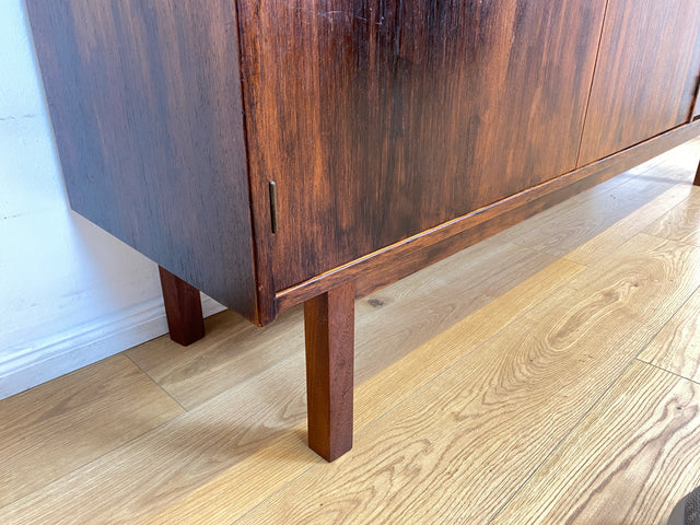 WMK I Besonders schönes skandinavisches Mid-Century Sideboard in dunkel gebeiztem Teakholz mit Schubladen I Schrank Kommode Anrichte TV Bank Lowboard Danish Design 60er Vintage Berlin München Nürnberg