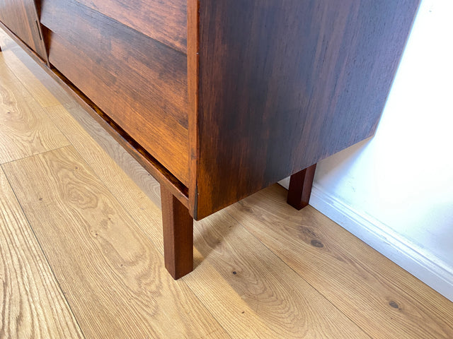 WMK I Besonders schönes skandinavisches Mid-Century Sideboard in dunkel gebeiztem Teakholz mit Schubladen I Schrank Kommode Anrichte TV Bank Lowboard Danish Design 60er Vintage Berlin München Nürnberg