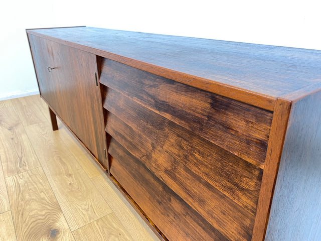 WMK I Besonders schönes skandinavisches Mid-Century Sideboard in dunkel gebeiztem Teakholz mit Schubladen I Schrank Kommode Anrichte TV Bank Lowboard Danish Design 60er Vintage Berlin München Nürnberg