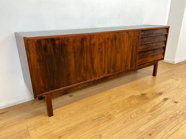 WMK I Besonders schönes skandinavisches Mid-Century Sideboard in dunkel gebeiztem Teakholz mit Schubladen I Schrank Kommode Anrichte TV Bank Lowboard Danish Design 60er Vintage Berlin München Nürnberg