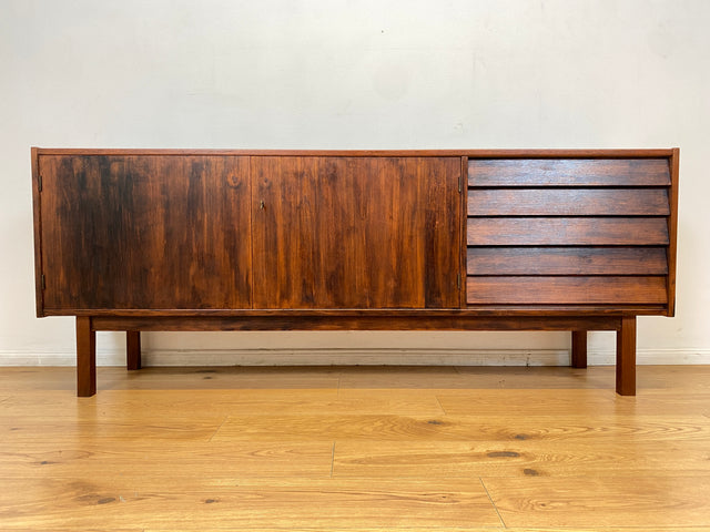 WMK I Besonders schönes skandinavisches Mid-Century Sideboard in dunkel gebeiztem Teakholz mit Schubladen I Schrank Kommode Anrichte TV Bank Lowboard Danish Design 60er Vintage Berlin München Nürnberg