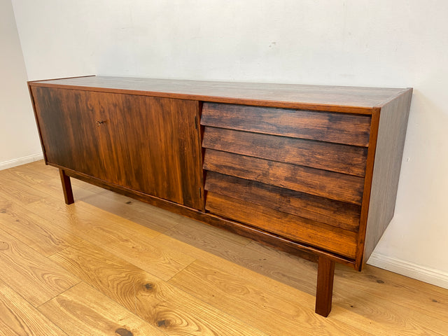 WMK I Besonders schönes skandinavisches Mid-Century Sideboard in dunkel gebeiztem Teakholz mit Schubladen I Schrank Kommode Anrichte TV Bank Lowboard Danish Design 60er Vintage Berlin München Nürnberg