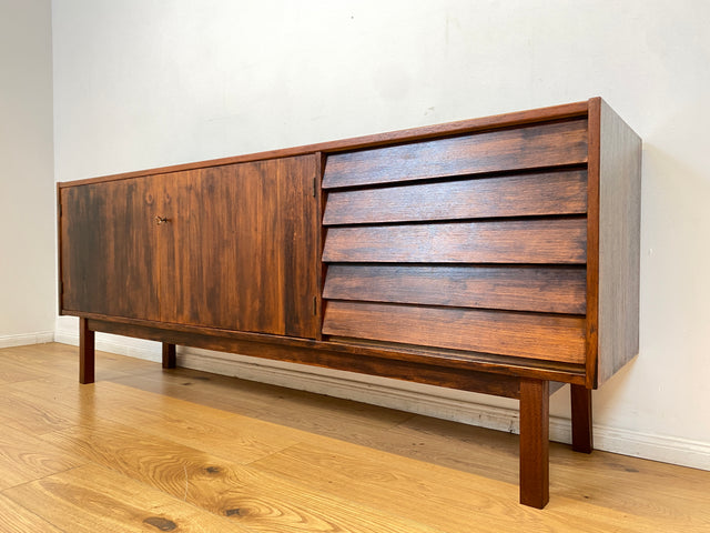 WMK I Besonders schönes skandinavisches Mid-Century Sideboard in dunkel gebeiztem Teakholz mit Schubladen I Schrank Kommode Anrichte TV Bank Lowboard Danish Design 60er Vintage Berlin München Nürnberg