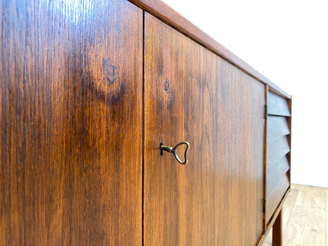 WMK I Besonders schönes skandinavisches Mid-Century Sideboard in dunkel gebeiztem Teakholz mit Schubladen I Schrank Kommode Anrichte TV Bank Lowboard Danish Design 60er Vintage Berlin München Nürnberg