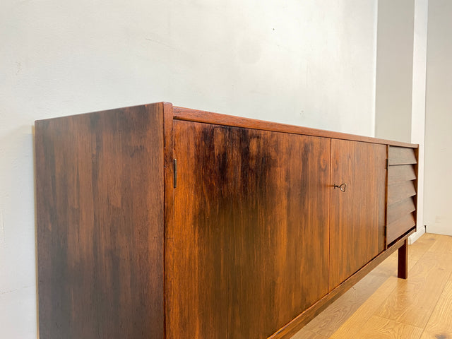 WMK I Besonders schönes skandinavisches Mid-Century Sideboard in dunkel gebeiztem Teakholz mit Schubladen I Schrank Kommode Anrichte TV Bank Lowboard Danish Design 60er Vintage Berlin München Nürnberg
