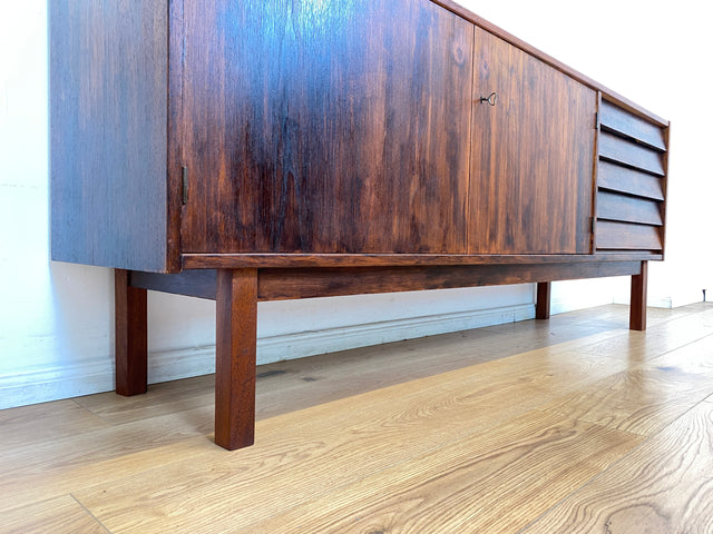 WMK I Besonders schönes skandinavisches Mid-Century Sideboard in dunkel gebeiztem Teakholz mit Schubladen I Schrank Kommode Anrichte TV Bank Lowboard Danish Design 60er Vintage Berlin München Nürnberg