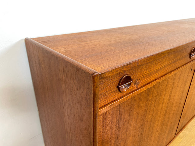 WMK I Stilvolles und gut erhaltenes skandinavisches Mid-Century Sideboard in Teakholz mit Schubladen und formschönen Holzgriffen I Kommode Schrank Anrichte TV Lowboard Bank Danish Design Vintage 60er