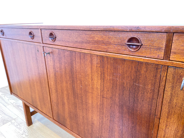 WMK I Stilvolles und gut erhaltenes skandinavisches Mid-Century Sideboard in Teakholz mit Schubladen und formschönen Holzgriffen I Kommode Schrank Anrichte TV Lowboard Bank Danish Design Vintage 60er