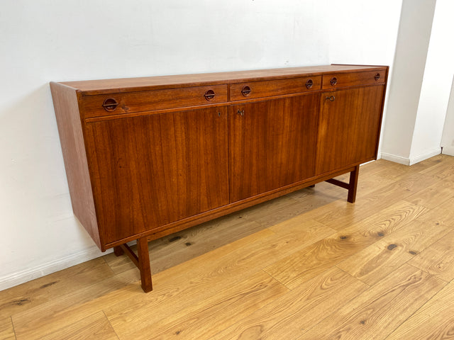 WMK I Stilvolles und gut erhaltenes skandinavisches Mid-Century Sideboard in Teakholz mit Schubladen und formschönen Holzgriffen I Kommode Schrank Anrichte TV Lowboard Bank Danish Design Vintage 60er