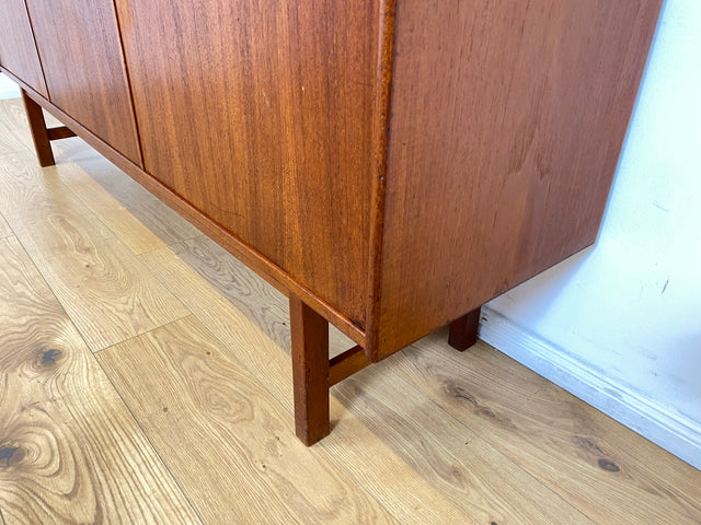 WMK I Stilvolles und gut erhaltenes skandinavisches Mid-Century Sideboard in Teakholz mit Schubladen und formschönen Holzgriffen I Kommode Schrank Anrichte TV Lowboard Bank Danish Design Vintage 60er