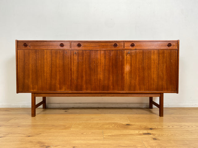 WMK I Stilvolles und gut erhaltenes skandinavisches Mid-Century Sideboard in Teakholz mit Schubladen und formschönen Holzgriffen I Kommode Schrank Anrichte TV Lowboard Bank Danish Design Vintage 60er
