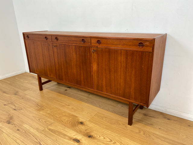 WMK I Stilvolles und gut erhaltenes skandinavisches Mid-Century Sideboard in Teakholz mit Schubladen und formschönen Holzgriffen I Kommode Schrank Anrichte TV Lowboard Bank Danish Design Vintage 60er