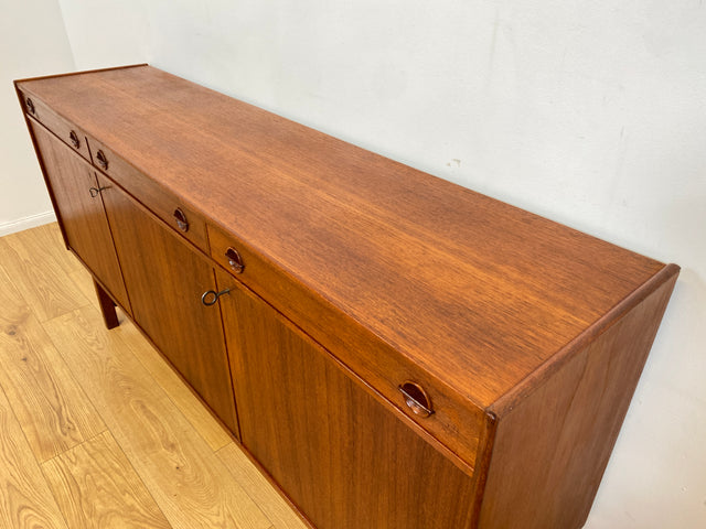WMK I Stilvolles und gut erhaltenes skandinavisches Mid-Century Sideboard in Teakholz mit Schubladen und formschönen Holzgriffen I Kommode Schrank Anrichte TV Lowboard Bank Danish Design Vintage 60er